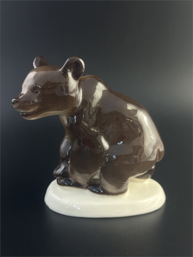 Статуэтка «Медвежонок присевший», фарфор, ЛФЗ, СССР, 1950-е гг. 002075