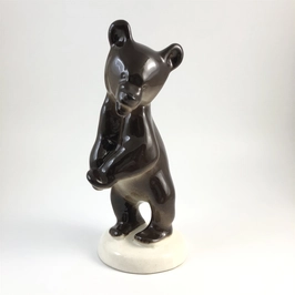 Статуэтка «Медвежонок бурый стоящий», ЛФЗ, фарфор, СССР, 1960-е гг. 001917