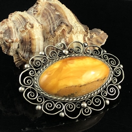 Брошь из природного балтийского янтаря , СССР 1970-е гг. 002046