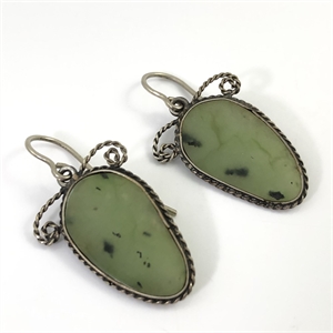 Серьги и подвеска с нефритом «Лепестки», СССР, 1980-е гг. 001684 - фото 11054 Серьги и подвеска с нефритом «Лепестки», СССР, 1980-е гг. 001684 - фото 11054