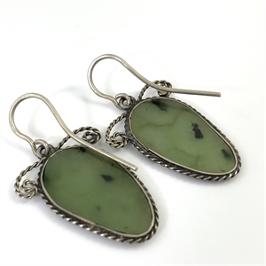 Серьги и подвеска с нефритом «Лепестки», СССР, 1980-е гг. 001684 - фото 11055 Серьги и подвеска с нефритом «Лепестки», СССР, 1980-е гг. 001684 - фото 11055