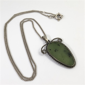 Серьги и подвеска с нефритом «Лепестки», СССР, 1980-е гг. 001684 - фото 11056 Серьги и подвеска с нефритом «Лепестки», СССР, 1980-е гг. 001684 - фото 11056