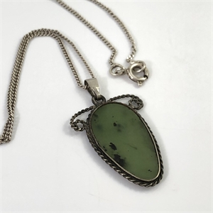 Серьги и подвеска с нефритом «Лепестки», СССР, 1980-е гг. 001684 - фото 11057 Серьги и подвеска с нефритом «Лепестки», СССР, 1980-е гг. 001684 - фото 11057