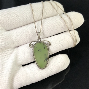 Серьги и подвеска с нефритом «Лепестки», СССР, 1980-е гг. 001684 - фото 11059 Серьги и подвеска с нефритом «Лепестки», СССР, 1980-е гг. 001684 - фото 11059