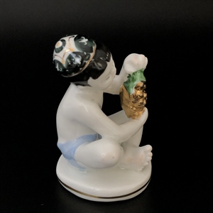 Статуэтка «Мальчик с виноградом», ЛФЗ, фарфор, СССР, 1950-е гг. 000810 - фото 13022