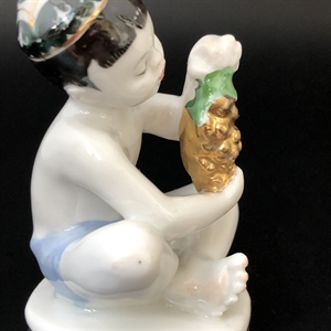 Статуэтка «Мальчик с виноградом», ЛФЗ, фарфор, СССР, 1950-е гг. 000810 - фото 13028