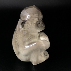 Статуэтка ЛФЗ «Обезьянка с мячом», СССР, фарфор 1С, 1960-е гг. 001282 - фото 15030