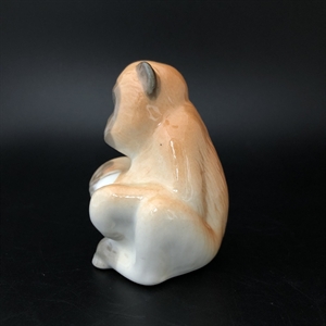 Статуэтка ЛФЗ «Обезьянка с мячом», СССР, фарфор, 1960-е гг. 001051 - фото 15033 Статуэтка ЛФЗ «Обезьянка с мячом», СССР, фарфор, 1960-е гг. 001051 - фото 15033