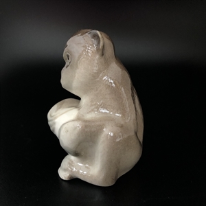 Статуэтка ЛФЗ «Обезьянка с мячом», СССР, фарфор, 1960-е гг. 001247 - фото 15049