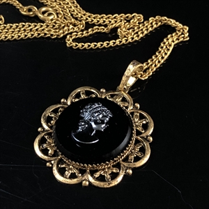 Чешская подвеска на цепочке «Камея», 1970-е гг. 001928 - фото 21790