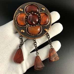 Брошь сакта с янтарем и подвесками, Прибалтика, 1970-е гг 002002 - фото 23061