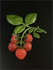 Пластиковая  брошь «Малинка», СССР, 1970-е гг. 002070