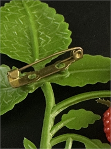 Пластиковая  брошь «Малинка», СССР, 1970-е гг. 002070