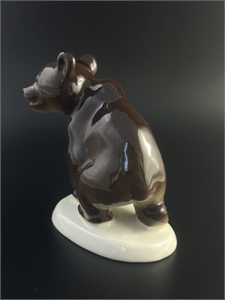 Статуэтка «Медвежонок присевший», фарфор, ЛФЗ, СССР, 1950-е гг. 002075
