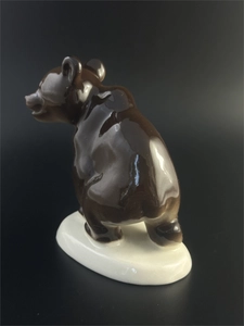 Статуэтка «Медвежонок присевший», фарфор, ЛФЗ, СССР, 1950-е гг. 002075