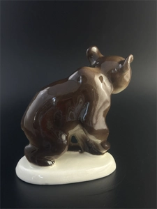 Статуэтка «Медвежонок присевший», фарфор, ЛФЗ, СССР, 1950-е гг. 002075