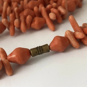 Длинные чешские бусы из кораллового стекла, 112 см, 1970-е гг. 001581