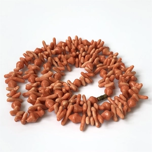Длинные чешские бусы из кораллового стекла, 112 см, 1970-е гг. 001581