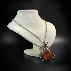 Крупный кулон на цепочке из коньячного природного янтаря, Прибалтика, 1980-е гг. 001536 - фото 7045