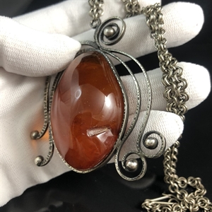 Крупный кулон на цепочке из коньячного природного янтаря, Прибалтика, 1980-е гг. 001536 - фото 7049