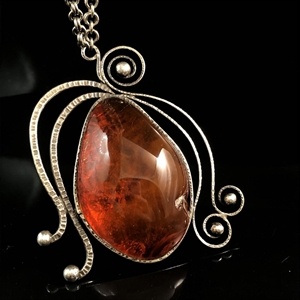Крупный кулон на цепочке из коньячного природного янтаря, Прибалтика, 1980-е гг. 001536 - фото 7055