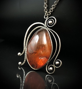 Крупный кулон на цепочке из коньячного природного янтаря, Прибалтика, 1980-е гг. 001536 - фото 7058