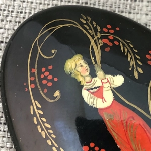 Лаковая брошь-миниатюра «Рябинушка», СССР, Мстёра, 1980-90 гг. 001336